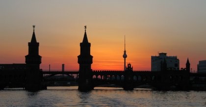 Blick auf die Oberbaumbrücke und den Fernsehturm in Berlin vom Wasser aus. Diesen Ausblick haben vielleicht IT-Dienstleister in Berlin wenn sie IT-Dienstleistungen in Deutschland erbringen.