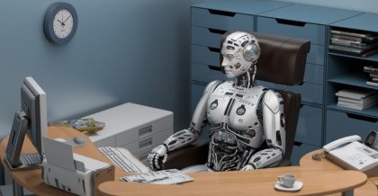 Ein Roboter sitzt im Büro vor dem PC. Er liest konzentriert die neue KI-Verdordnung der EU.